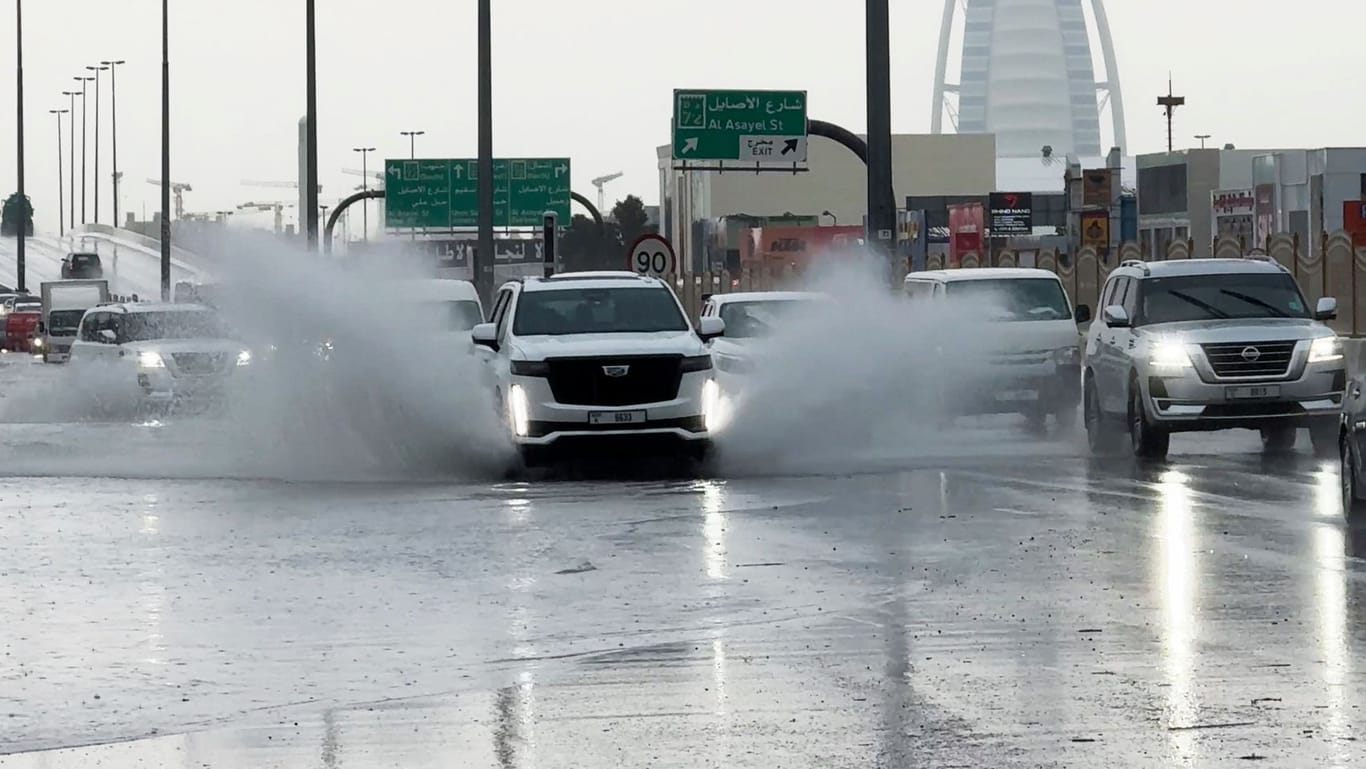 Heftige Regenfälle in den Vereinten Arabischen Emiraten: Im Nachbarland Oman gibt es mittlerweile mindestens 18 Tote.
