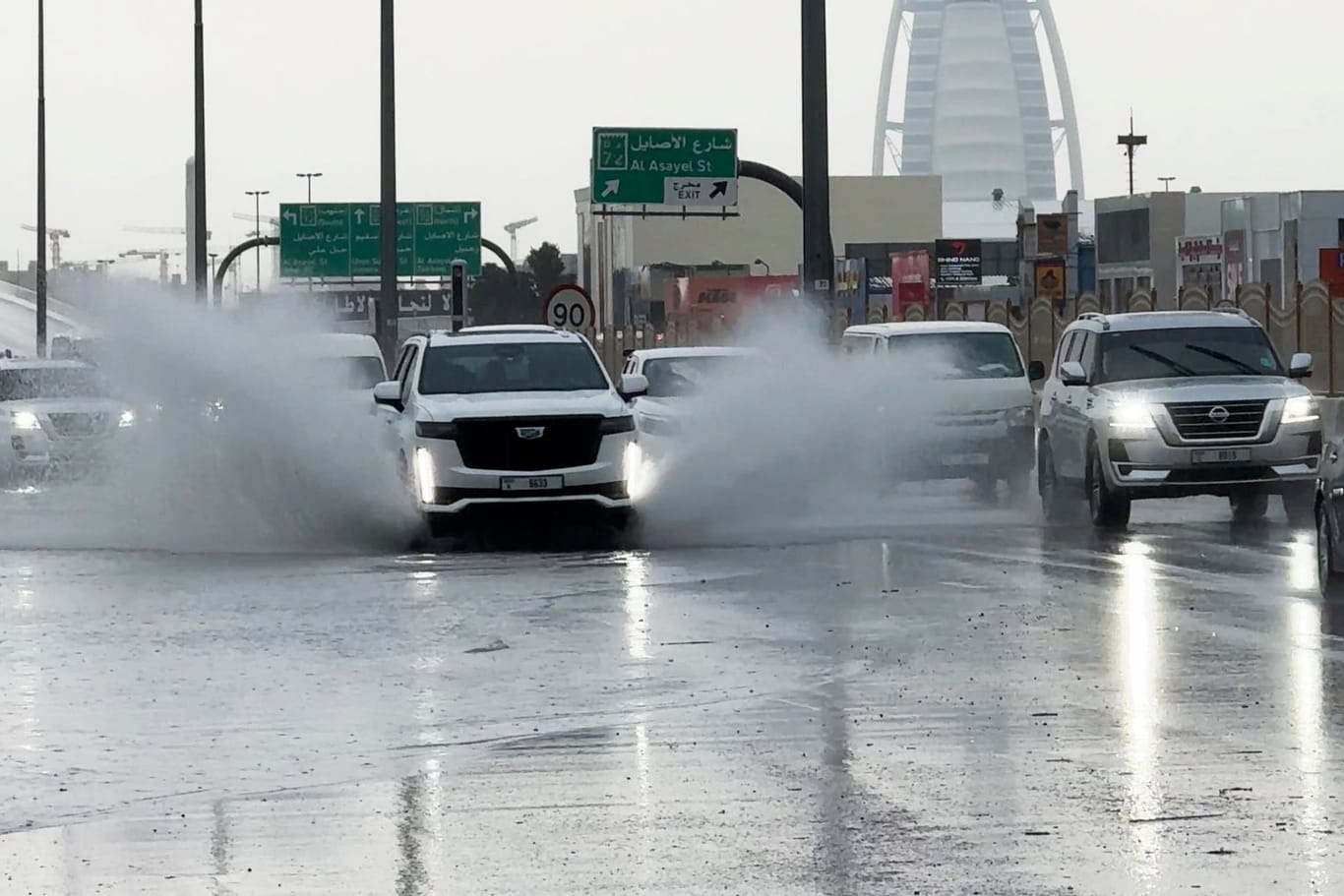 Heftige Regenfälle in den Vereinten Arabischen Emiraten: Im Nachbarland Oman gibt es mittlerweile mindestens 18 Tote.