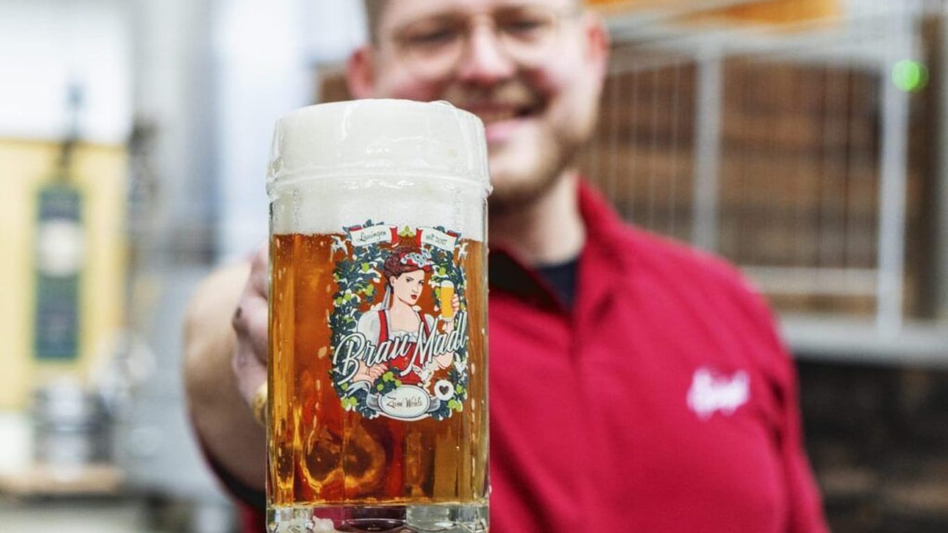 Brauerei-Inhaber Benedikt Deniffel und sein "Braumadl": das beste Bier im Landkreis Dillingen.