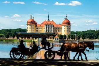 Kutsche vor dem Schloss Moritzburg.