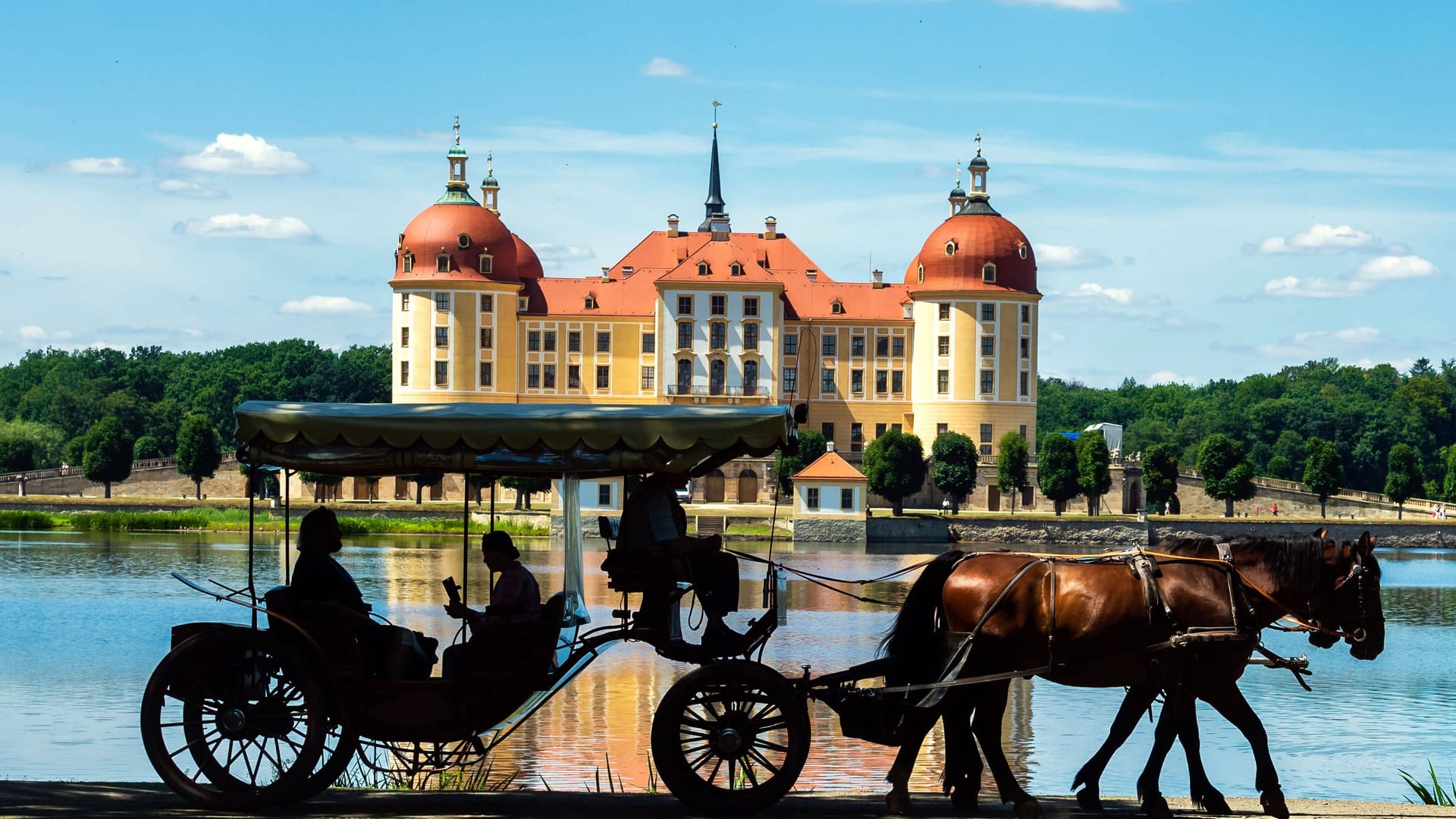 Kutsche vor dem Schloss Moritzburg.