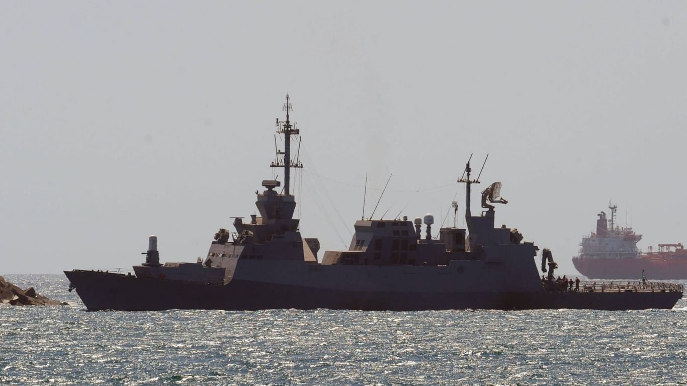 Ein israelisches Kriegsschiff fährt in einen Hafen ein.