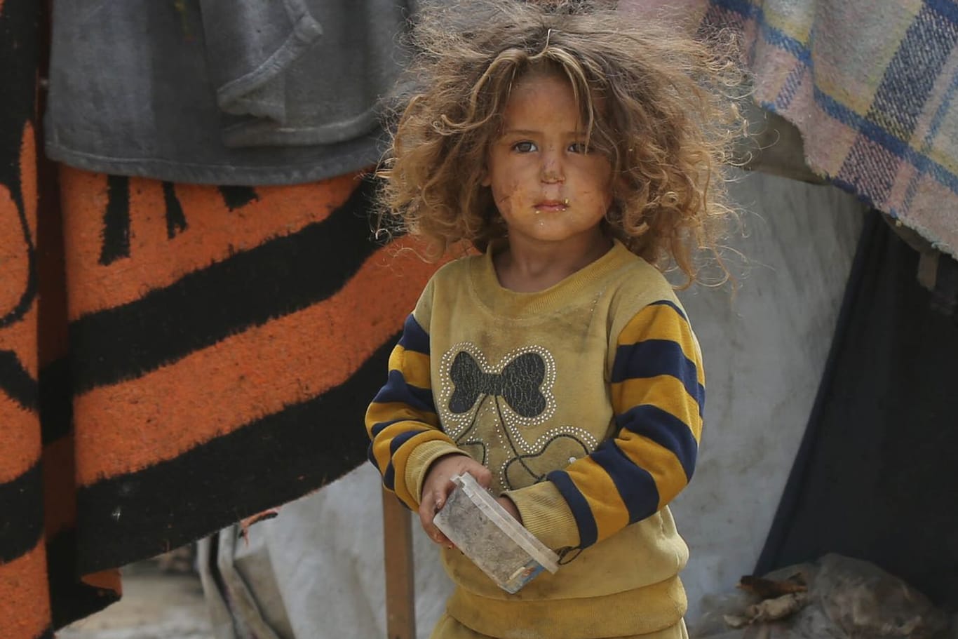 Der finale Angriff droht: geflüchtetes, palästinensisches Kind in einem Zeltlager in Rafah.
