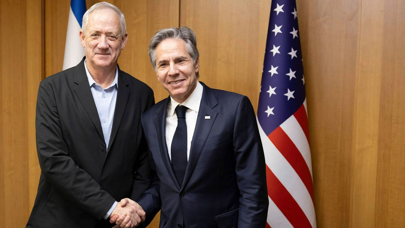 Benny Gantz (links) bei einem Treffen mit US-Außenminister Antony Blinken (rechts) im Januar. (Archivbild)