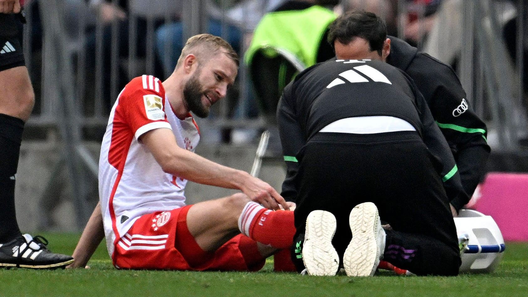 Bange Momente: Bayerns Laimer sitzt im Spiel gegen Frankfurt am Boden und wird behandelt.