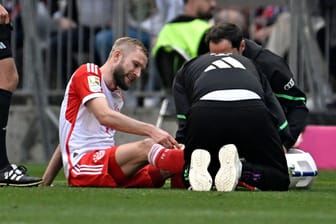 Bange Momente: Bayerns Laimer sitzt im Spiel gegen Frankfurt am Boden und wird behandelt.