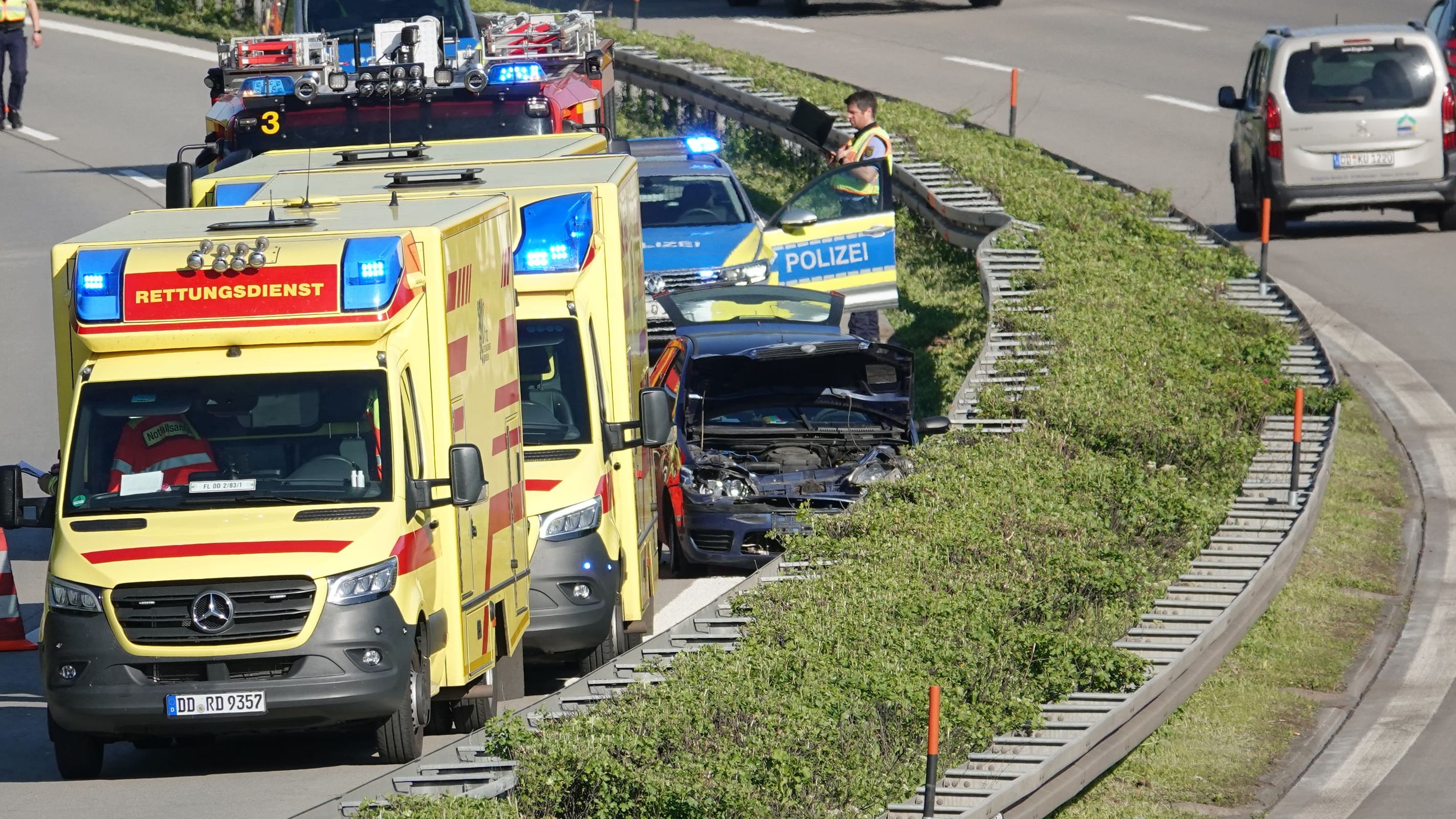 Stau auf der A17 in Dresden: Mutter und Kinder verletzt
