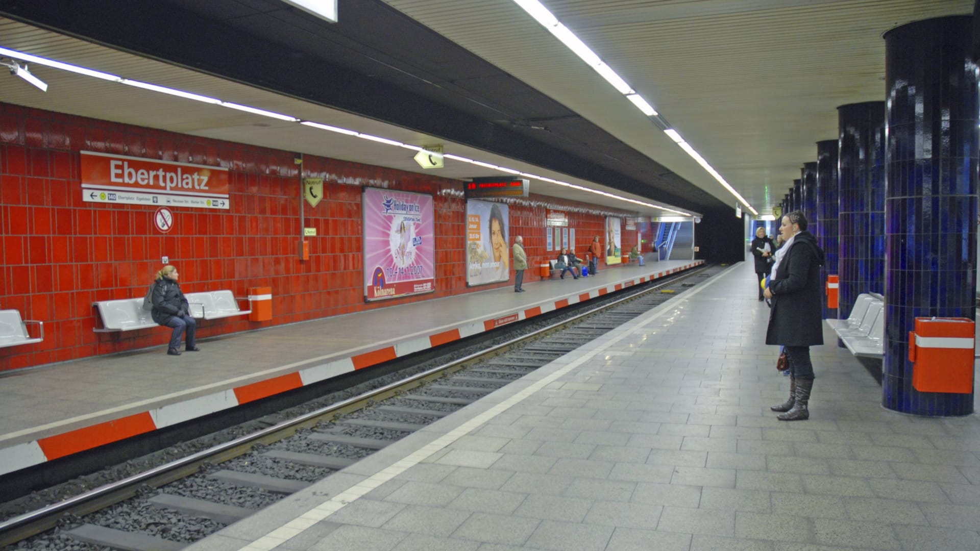 Der U-Bahnhof Ebertplatz (Archivbild): Die KVB will an bestimmten Haltestellen wieder Sicherheitspersonal einsetzten. Der U-Bahnhof Ebertplatz (Archivbild): Die KVB will an bestimmten Haltestellen wieder Sicherheitspersonal einsetzten.