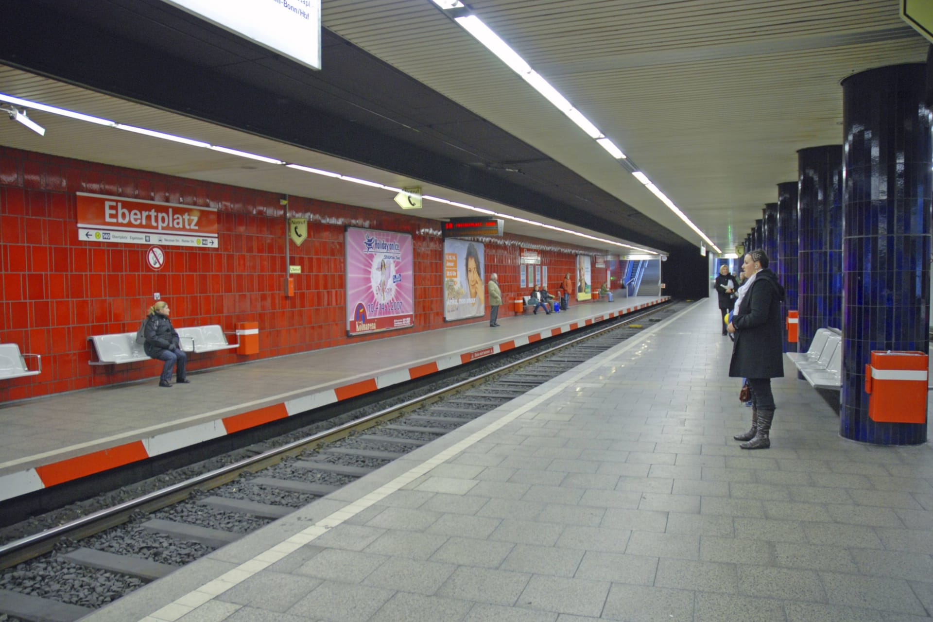 Der U-Bahnhof Ebertplatz (Archivbild): Die KVB will an bestimmten Haltestellen wieder Sicherheitspersonal einsetzten.