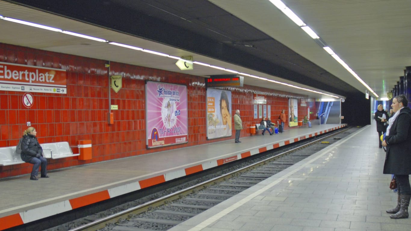 Der U-Bahnhof Ebertplatz (Archivbild): Die KVB will an bestimmten Haltestellen wieder Sicherheitspersonal einsetzten.