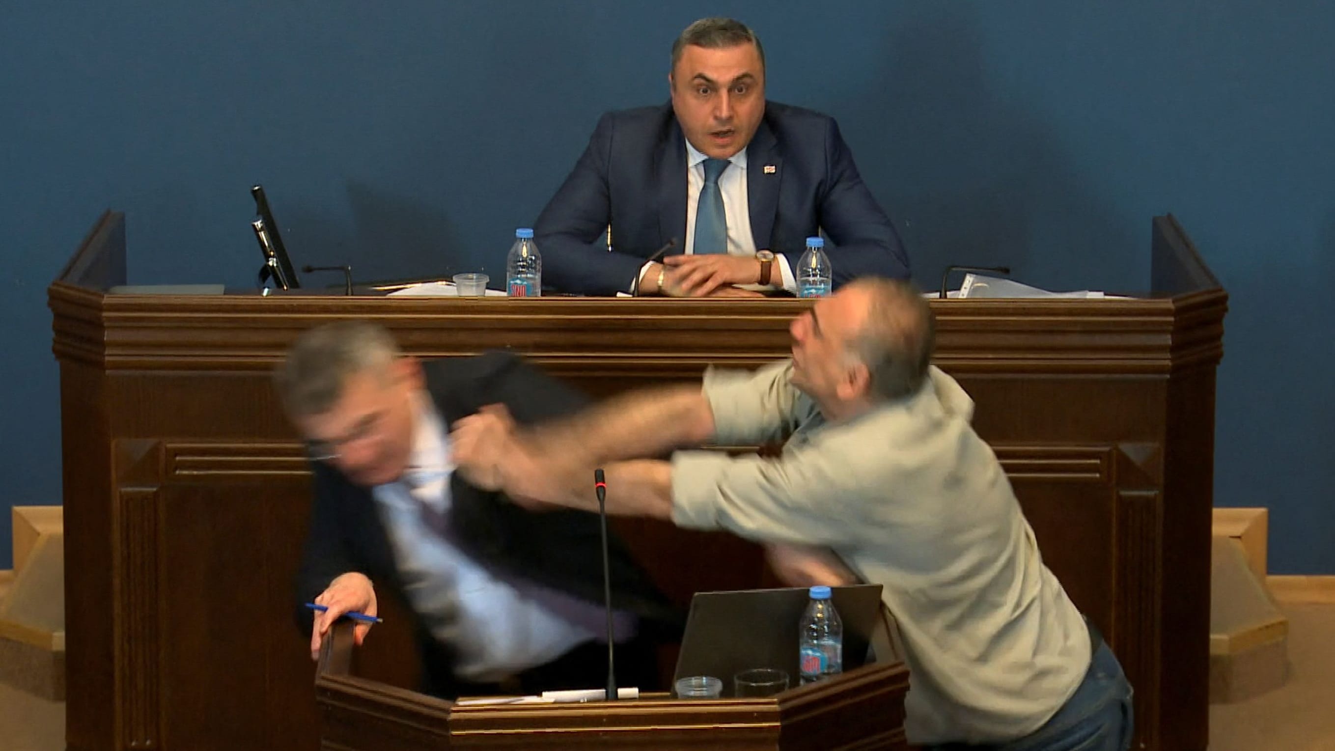 Georgien: Faustschlag im Parlament bei Debatte über 
