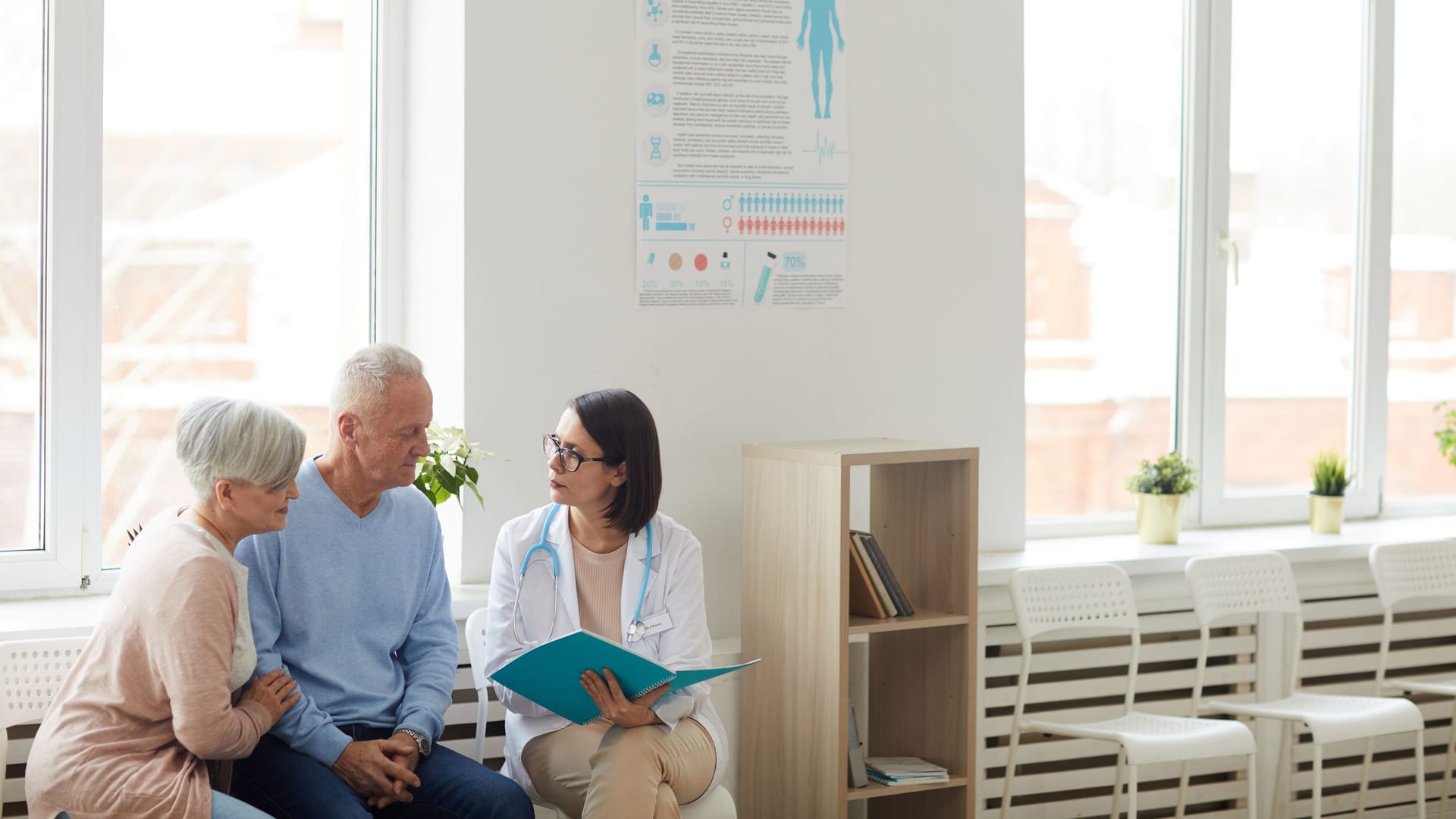 Eine Ärztin spricht mit einem Patienten und dessen Frau.