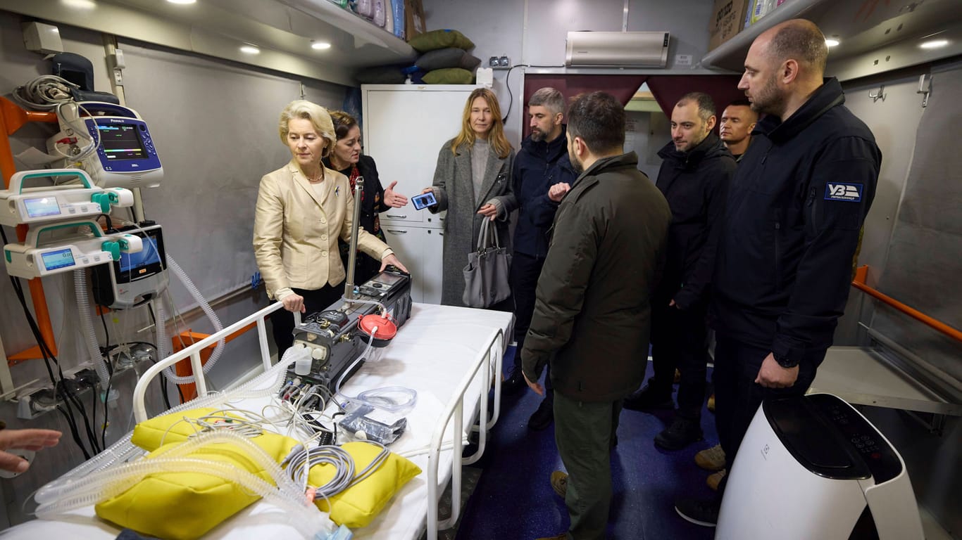 EU-Kommissionschefin Ursula von der Leyen besichtigt in der Ukraine einen Zugwagen, der eine mobile Klinik ist. (Archivbild)
