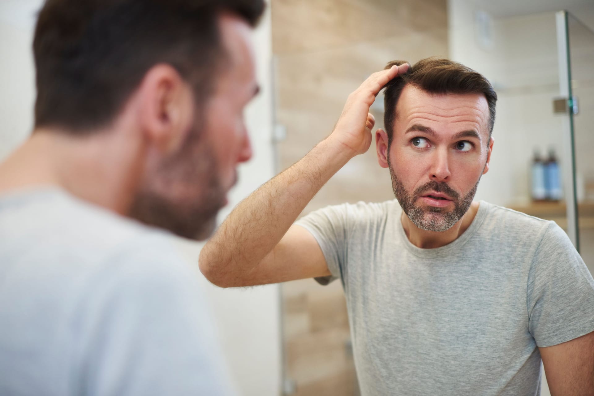 Nimmt der Haarausfall zu, frage sich viele Männer, welche Ausmaße er annehmen wird.