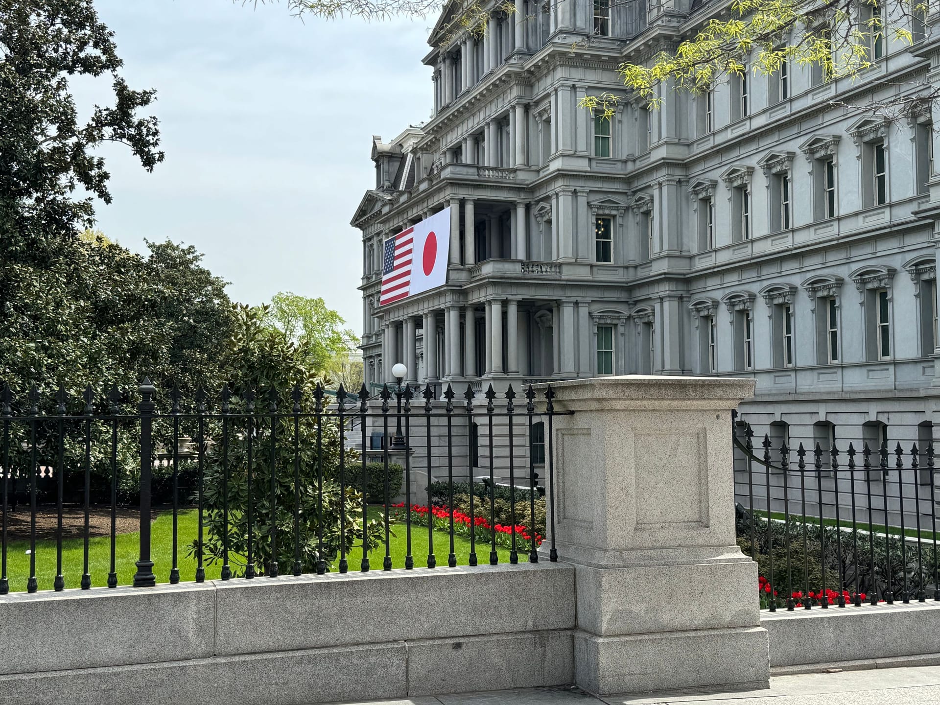 Flaggen der Freundschaft: Ein historischer Gipfel zwischen Japan und den USA.