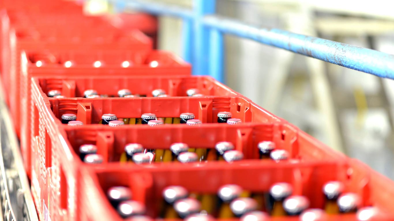 Bierflaschen werden in einer Brauerei abgefüllt (Symbolbild): Knapp ein Viertel des bayerischen Bieres wurde im vergangenen Jahr ins Ausland verkauft.