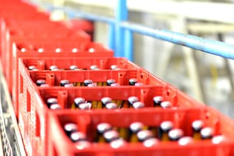 Bierflaschen werden in einer Brauerei abgefüllt (Symbolbild): Knapp ein Viertel des bayerischen Bieres wurde im vergangenen Jahr ins Ausland verkauft.