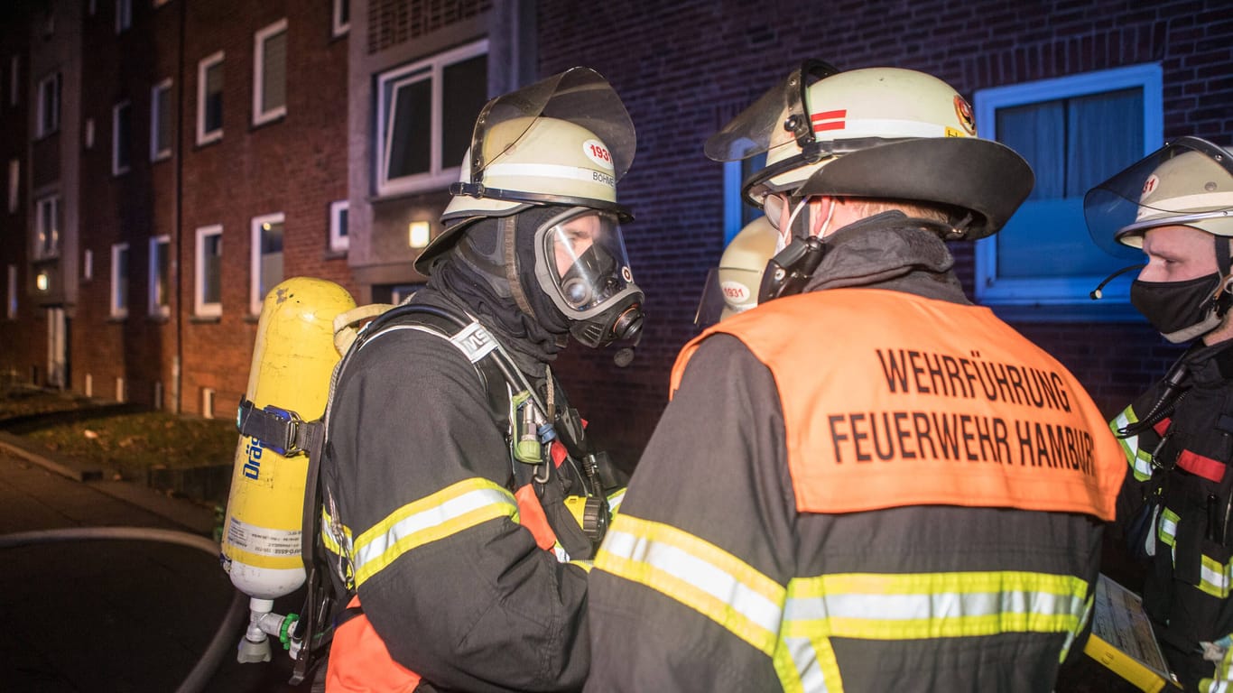 Einsatzkräfte der Feuerwehr Hamburg vor einem Mehrfamilienhaus (Symbolbild): Ein Nachbar hatte den Notruf gewählt, nachdem ein Rauchmelder Alarm schlug.