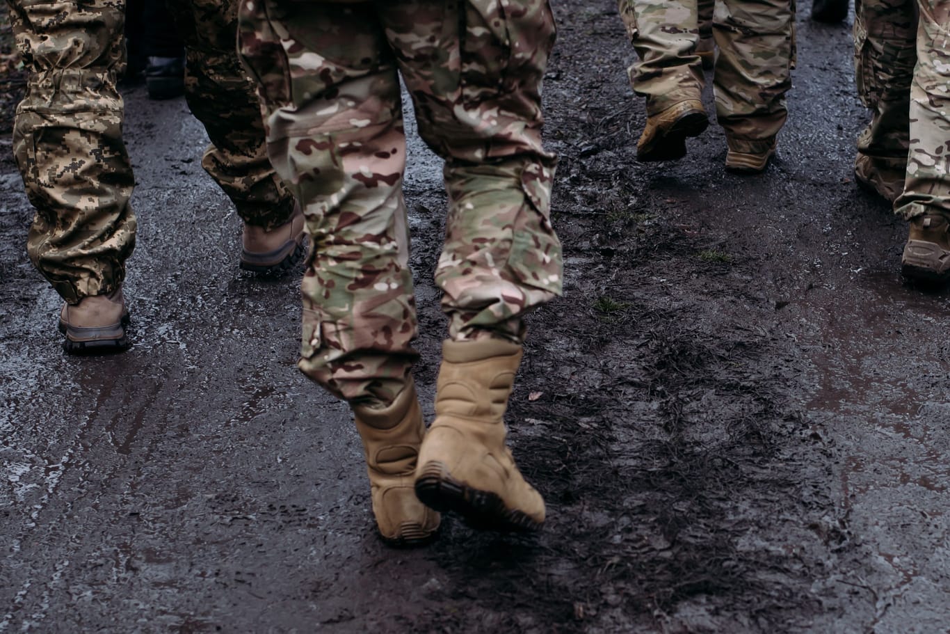 Soldaten marschieren im Matsch (Symbolbild): Könnte künstlicher Regen zu Kriegen führen?