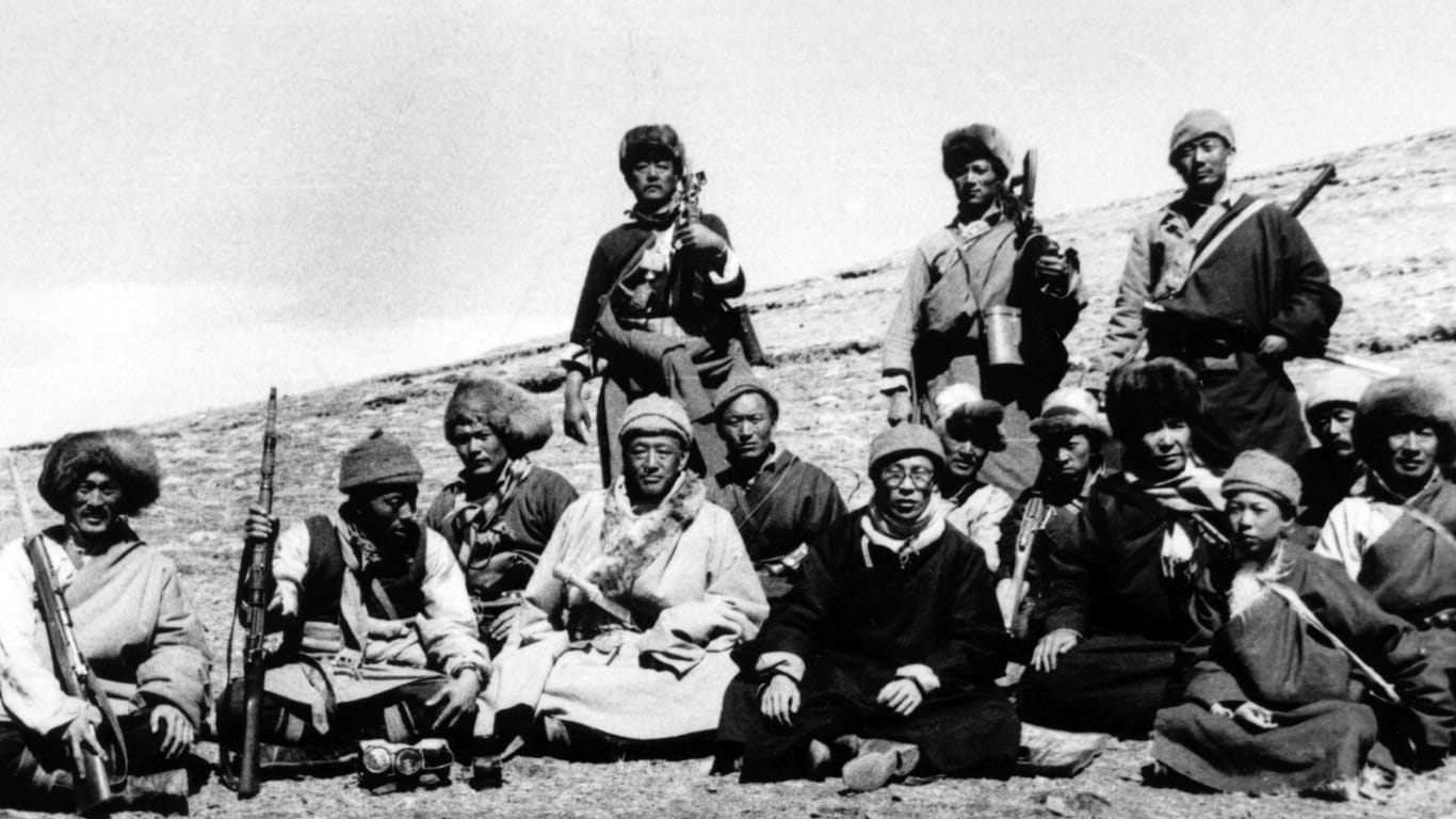 Tibetische Widerstandskämpfer im März 1959: Sie konnten nicht viel gegen die chinesische Armee ausrichten.