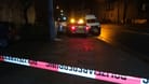 Der damalige Tatort ist mit Flatterband der Polizei weiträumig abgesperrt. Der Angeklagte soll in Bremen seine ein Jahr jüngere Schwester getötet haben.