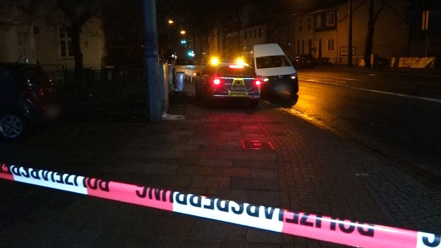 Der damalige Tatort ist mit Flatterband der Polizei weiträumig abgesperrt. Der Angeklagte soll in Bremen seine ein Jahr jüngere Schwester getötet haben. Der damalige Tatort ist mit Flatterband der Polizei weiträumig abgesperrt. Der Angeklagte soll in Bremen seine ein Jahr jüngere Schwester getötet haben.