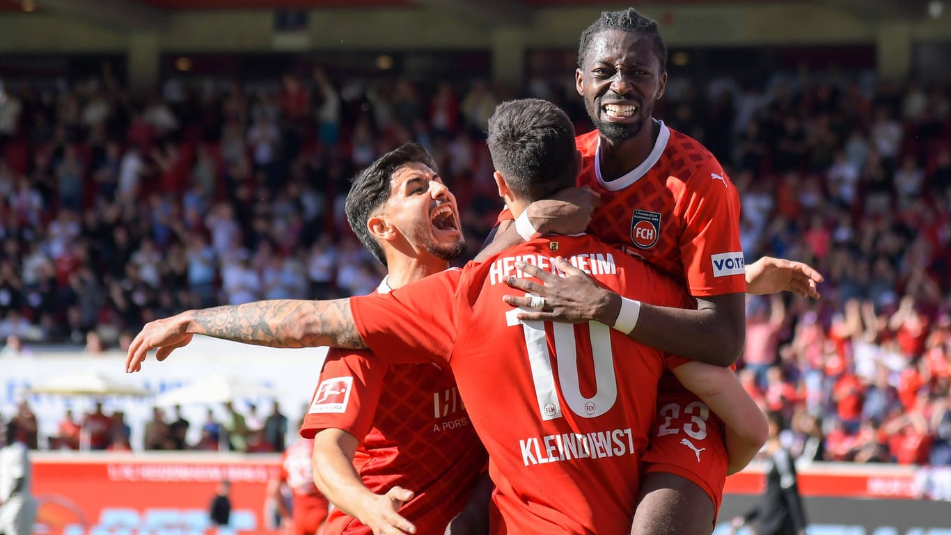 Heidenheims Spieler feiern einen Treffer gegen die Bayern: Die Partie gegen den Rekordmeister war eine wilde an der Brenz.