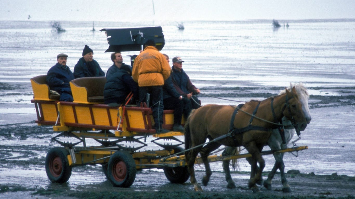 Schauspieler Manfred Krug (re.) und Charles Brauer auf der hinteren Bank einer Pferdekutsche während der Dreharbeiten zu dem Kult-Tatort "Tod vor Scharhörn" spielt auf Scharhörn.
