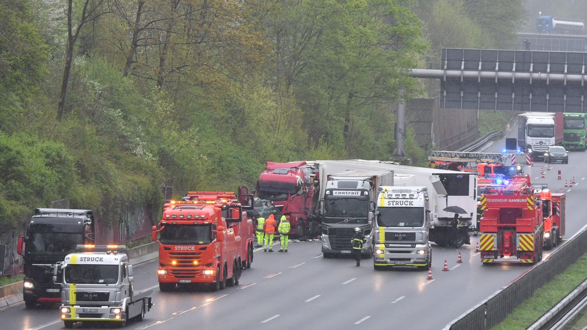 Die Unfallstelle auf der A1 in Richtung Süden: Kurz vor der Anschlussstelle Billstedt sind drei Lkw ineinander gefahren.