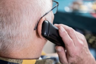 Ein Senior am Telefon (Archivbild): In Dresden kommt es immer wieder zu Betrügen und Betrugsversuchen an älteren Menschen.