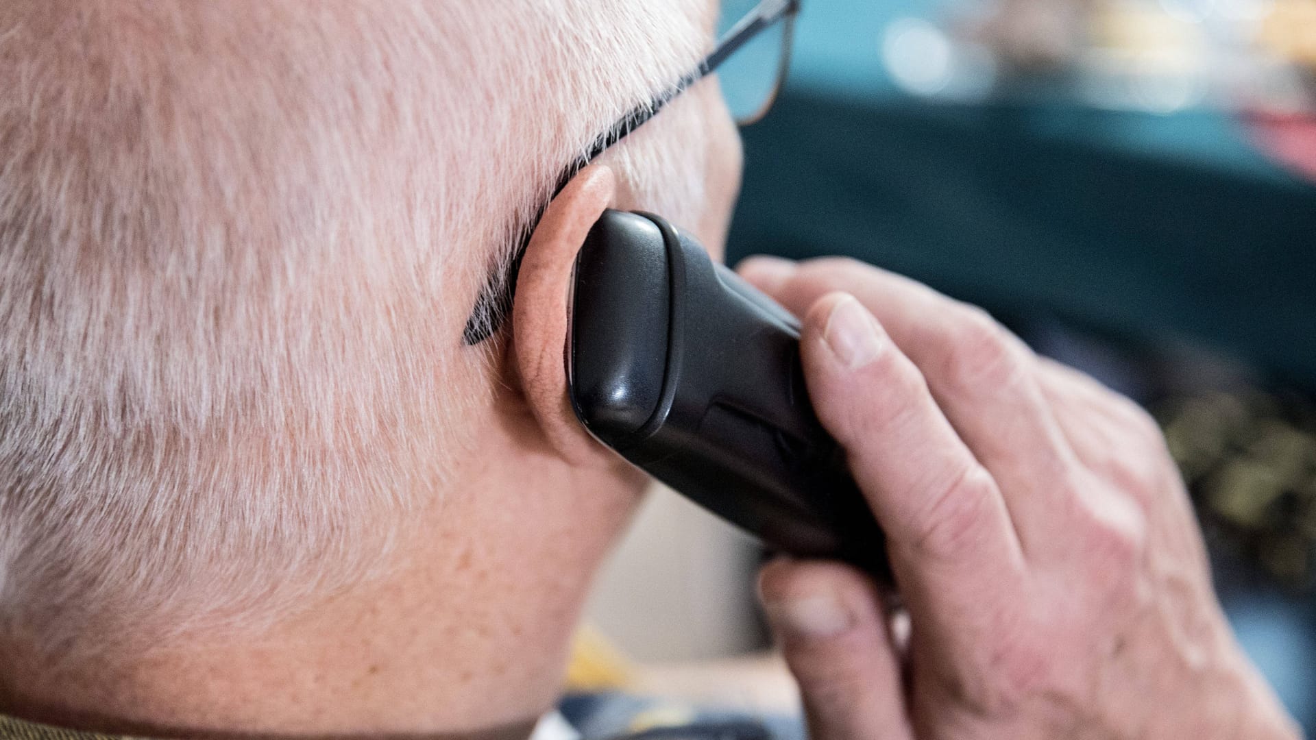 Ein Senior am Telefon (Archivbild): In Dresden kommt es immer wieder zu Betrügen und Betrugsversuchen an älteren Menschen.