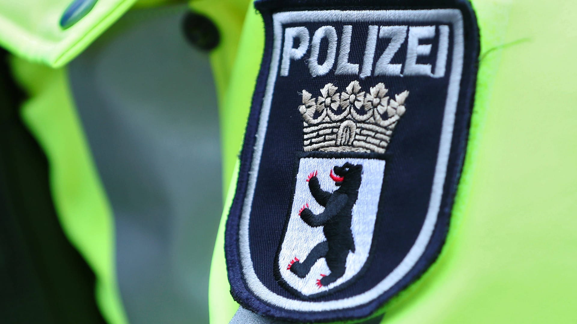 15.01.2024, Berlin, Polizeieinsatz Schriftzug in Nahaufnahme. Polizisten in gelber Leuchtjacke bei einer Verkehrskontrolle. Logo Wappen der Berliner Polizei in Nahaufnahme Berlin 15.01.2024, Berlin, Polizeieinsatz Schriftzug in Nahaufnahme. Polizisten in gelber Leuchtjacke bei einer Verkehrskontrolle. Logo Wappen der Berliner Polizei in Nahaufnahme Berlin