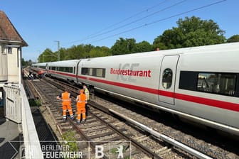 Havarierter ICE auf Höhe des S-Bahnhofs Berlin-Buch: Ein Oberleitungsschaden brachte den Zug zum Stehen.