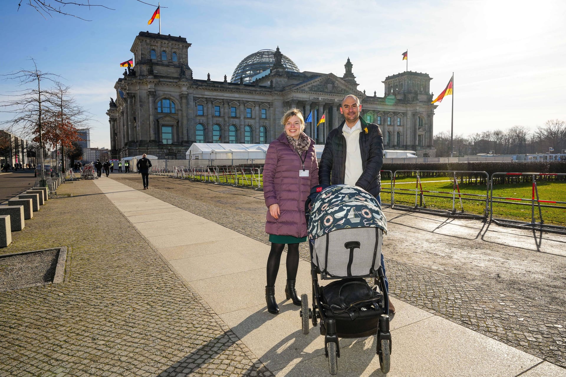 Katharina Schulze und Danyal Bayaz vor dem Reichstagsgebäude in Berlin (Archivbild): Die beiden Grünen-Politiker gehen seit sechs Jahren gemeinsam durchs Leben.