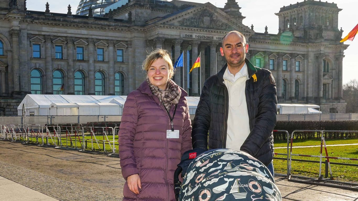 Katharina Schulze und Danyal Bayaz vor dem Reichstagsgebäude in Berlin (Archivbild): Die beiden Grünen-Politiker gehen seit sechs Jahren gemeinsam durchs Leben.