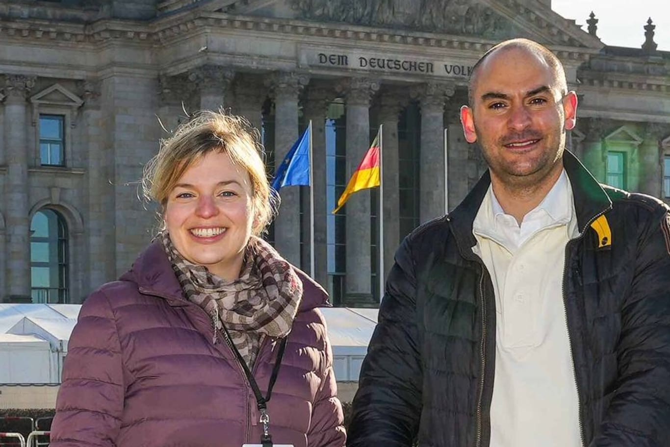 Katharina Schulze und Danyal Bayaz vor dem Reichstagsgebäude in Berlin (Archivbild): Die beiden Grünen-Politiker gehen seit sechs Jahren gemeinsam durchs Leben.