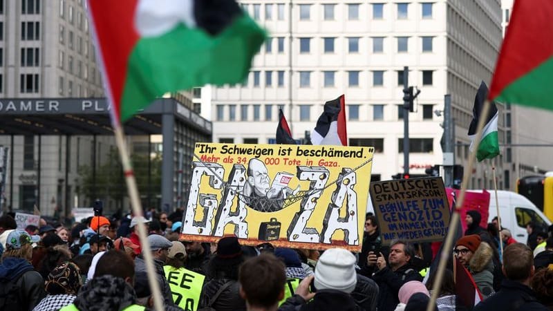 Pro-Palestinian demonstrators hold Palestinian flags and placards, as they demand "No weapons for Israel", during a protest march, amid the ongoing conflict between Israel and the Palestinian Islamist group Hamas, in Berlin, Germany Pro-Palestinian demonstrators hold Palestinian flags and placards, as they demand "No weapons for Israel", during a protest march, amid the ongoing conflict between Israel and the Palestinian Islamist group Hamas, in Berlin, Germany