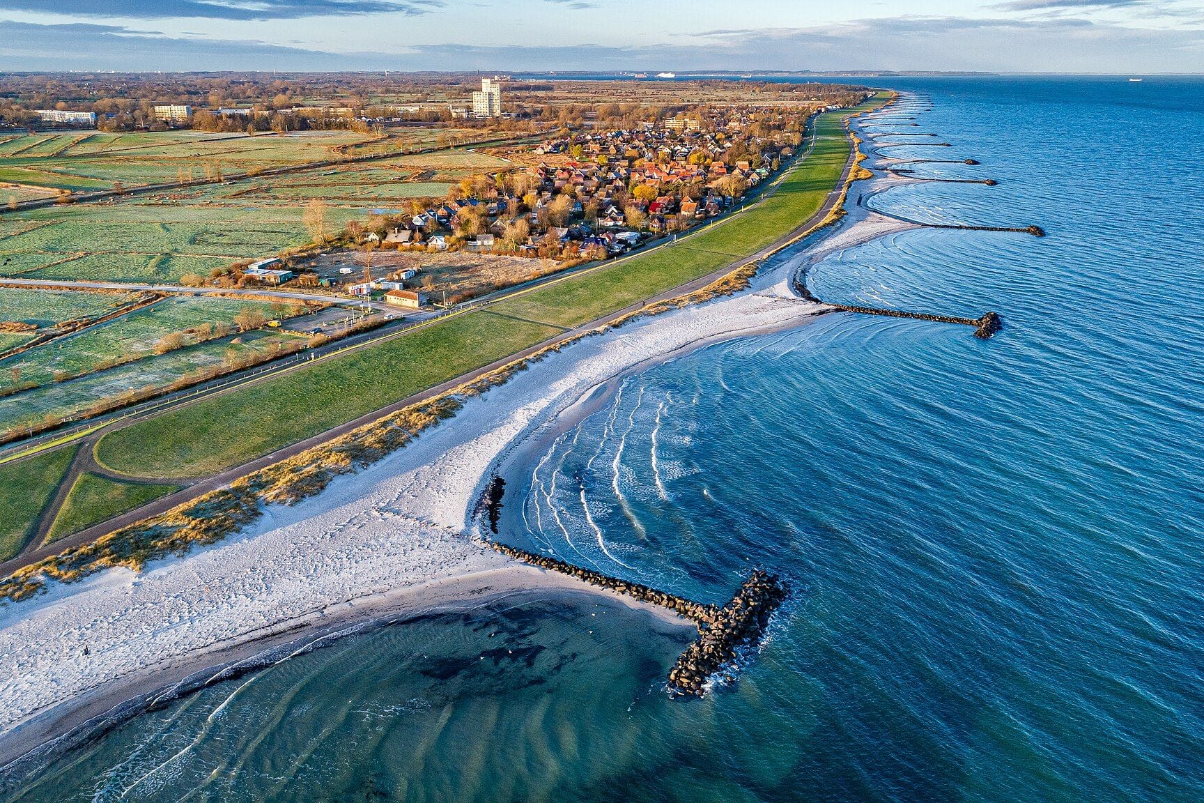 Aufgenommen an einem frostigen Spätherbsttag mit Blick Richtung Laboe und Kiel: der Schönberger Strand, Brasilien und Kalifornien an der Ostseeküste in Schleswig-Holstein.