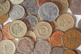 Britische Münzen (Archivbild): 23.000 Münzen aus dem 16. und 17. Jahrhundert fand ein Mann aus Bournemouth, in der Erde vergraben.