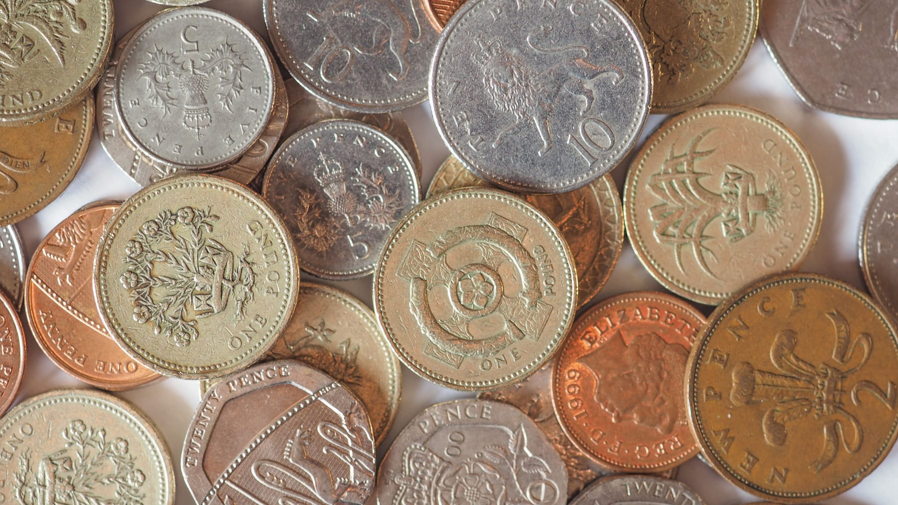 Adam çekilişte metal dedektörü kazandı ve madeni paralardan yapılmış hazine buldu