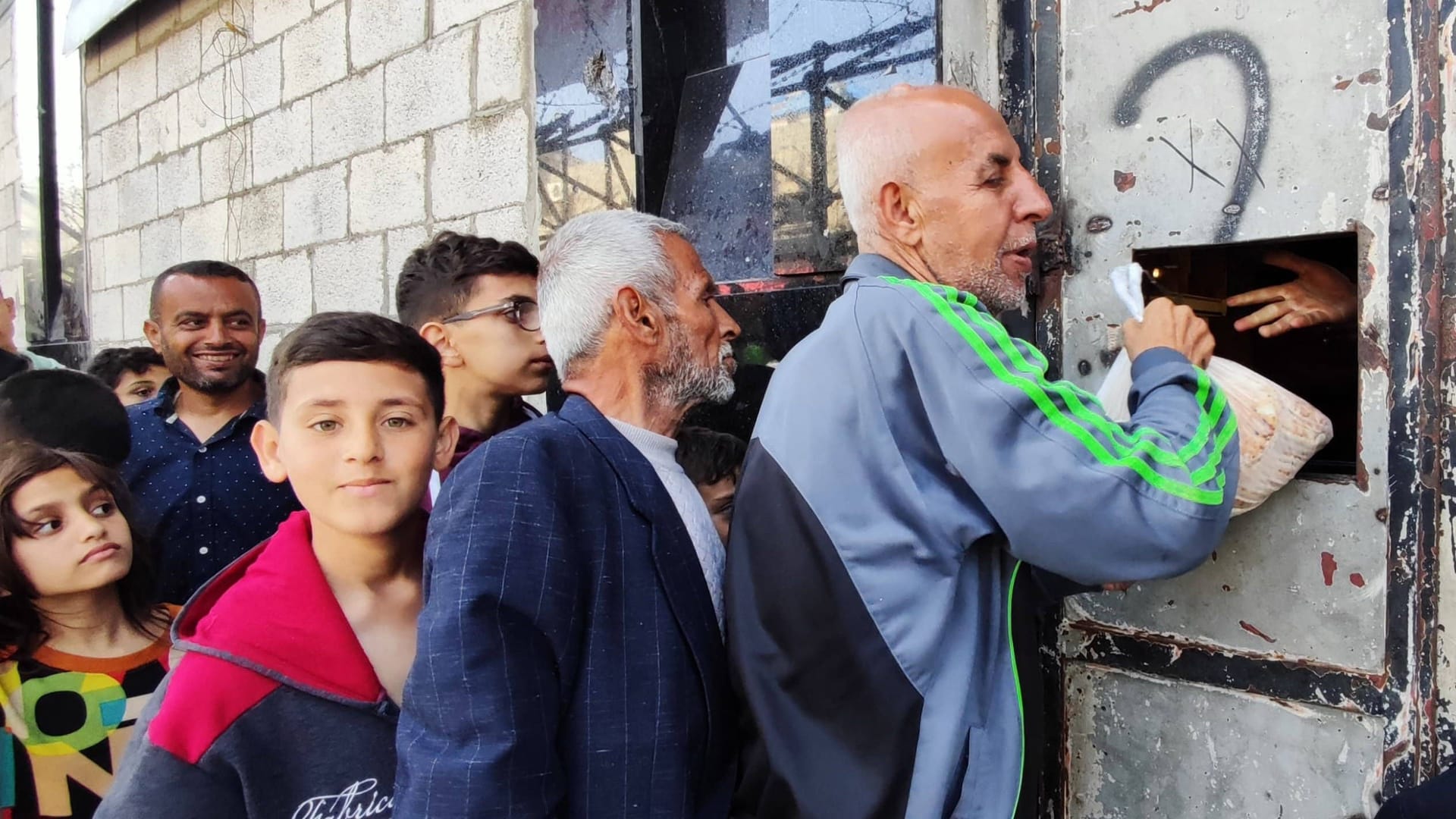 Palästinenser stehen in Gaza für Brot an: die humanitäre Lage im Gazastreifen wird immer schlimmer.