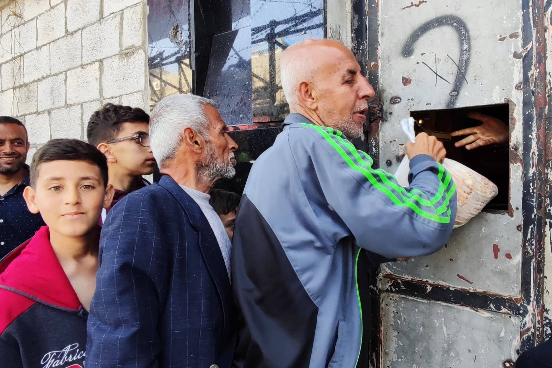 Palästinenser stehen in Gaza für Brot an: die humanitäre Lage im Gazastreifen wird immer schlimmer.