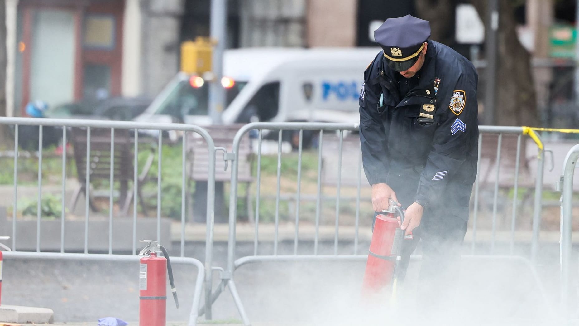 Polizist löscht Brand vor Gerichtsgebäude in New York: Ein Mann hatte sich dort selbst angezündet.