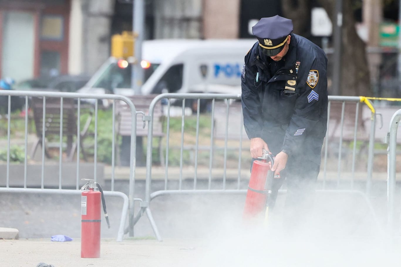 Polizist löscht Brand vor Gerichtsgebäude in New York: Ein Mann hatte sich dort selbst angezündet.