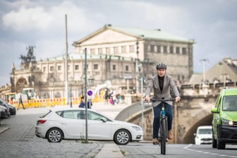 Baubürgermeister Stephan Kühn (Grüne) testet neuen Radweg in Dresden.