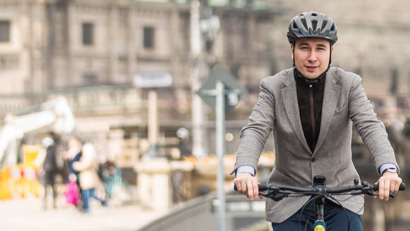 Baubürgermeister Stephan Kühn (Grüne) testet neuen Radweg in Dresden.