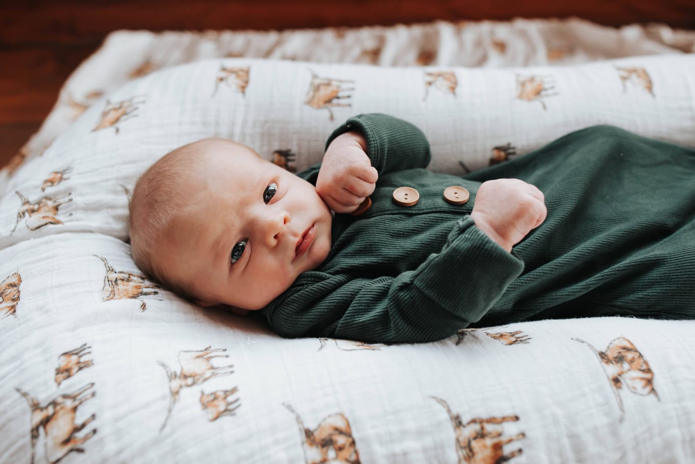 Ein Baby liegt auf einer Decke (Symbolbild): Laut dem Einwohnermelderegister werden in Berlin immer weniger Kinder geboren.