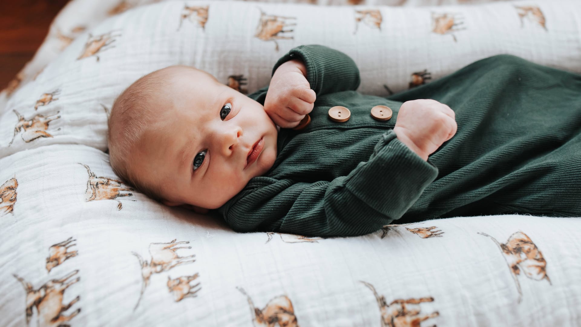 Ein Baby liegt auf einer Decke (Symbolbild): Laut dem Einwohnermelderegister werden in Berlin immer weniger Kinder geboren.