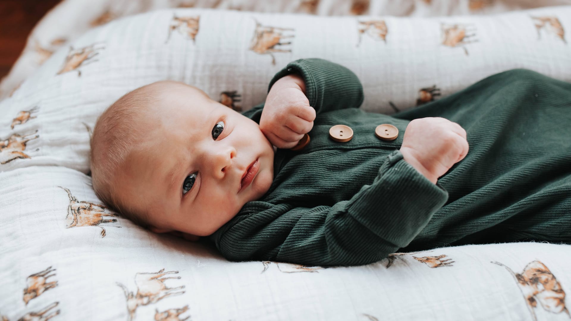 Ein Baby liegt auf einer Decke (Symbolbild): Laut dem Einwohnermelderegister werden in Berlin immer weniger Kinder geboren.