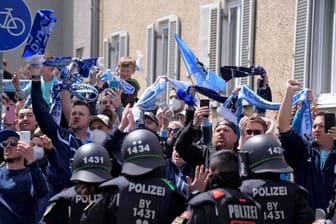 Polizisten versuchen Fans von 1860 München in Zaum zu halten (Archivbild): Mindestens 4.100 "Löwen"-Anhänger werden am Sonntag in Unterhaching erwartet.